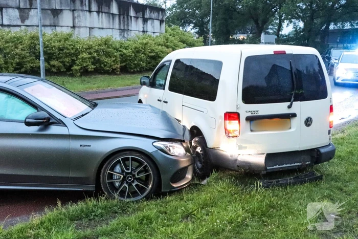 Schade na botsing tussen twee voertuigen