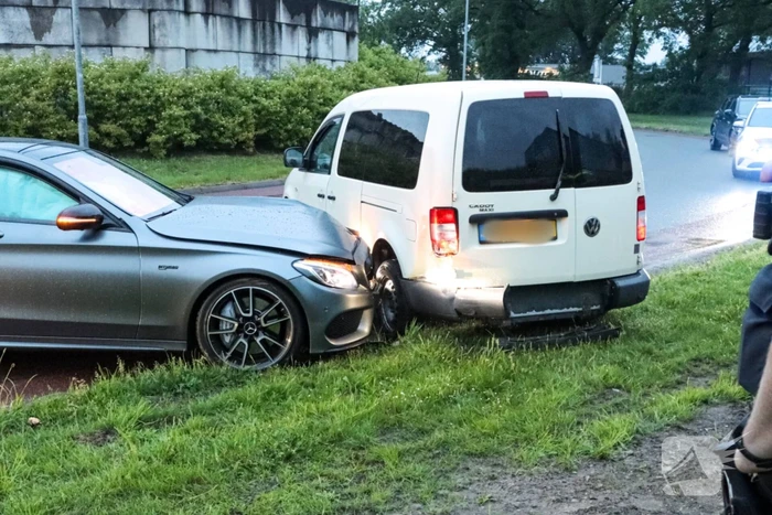 Schade na botsing tussen twee voertuigen
