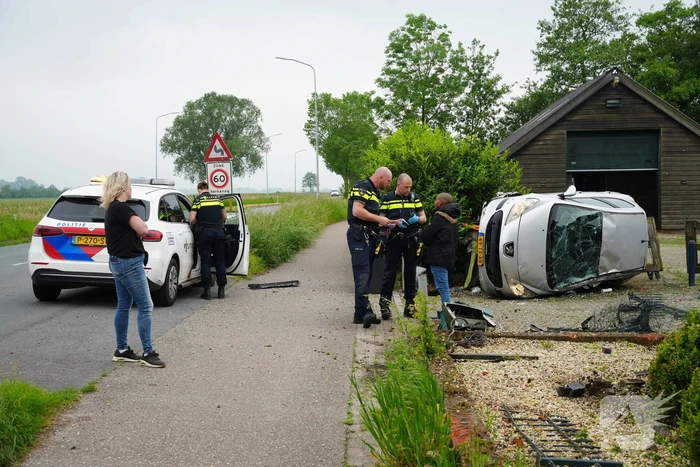 Automobilist ramt hekwerk en belandt op zijkant