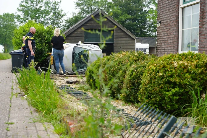 Automobilist ramt hekwerk en belandt op zijkant