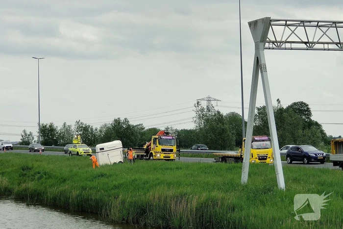 Paardentrailer belandt in sloot