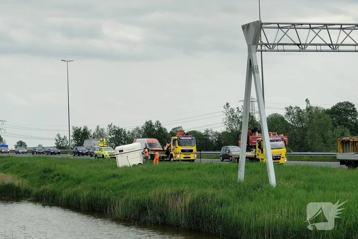 Paardentrailer belandt in sloot
