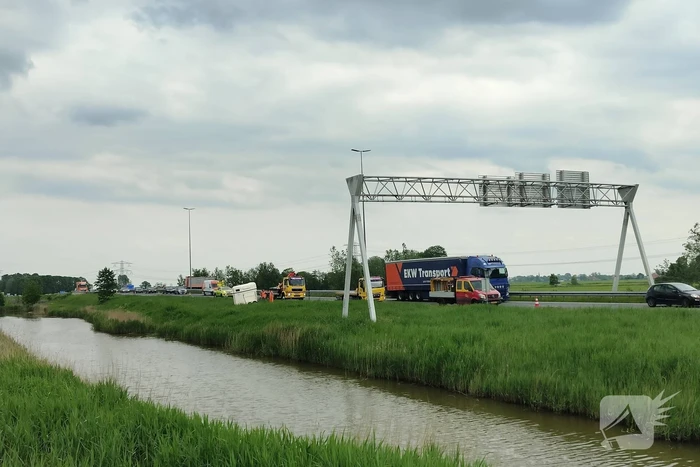 Paardentrailer belandt in sloot