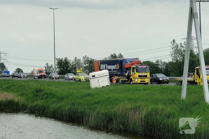 Paardentrailer belandt in sloot