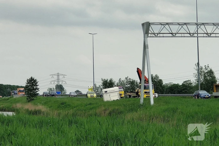 Paardentrailer belandt in sloot