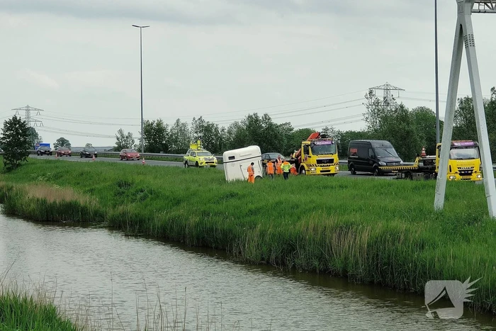 Paardentrailer belandt in sloot