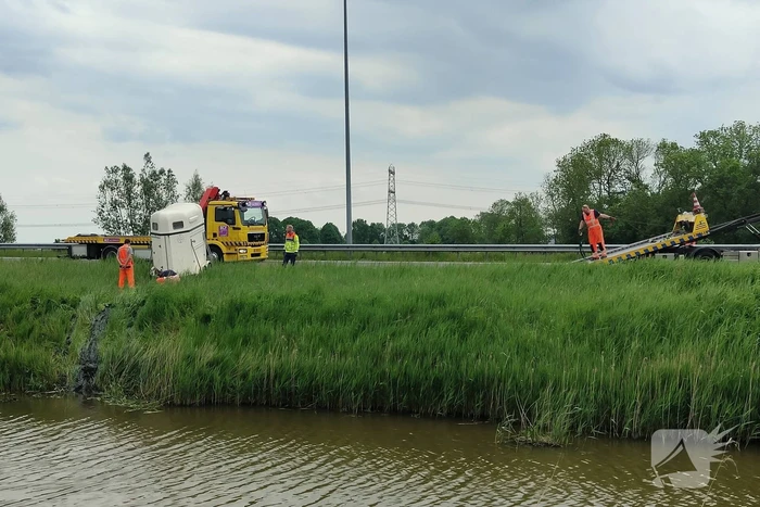 Paardentrailer belandt in sloot
