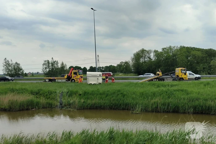 Paardentrailer belandt in sloot