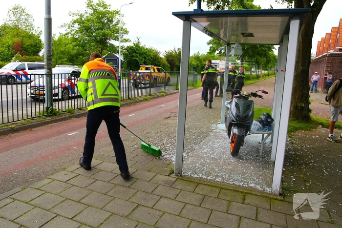 Scooterrijder rijdt tegen Bushokje en raakt gewond