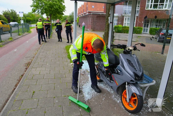 Scooterrijder rijdt tegen Bushokje en raakt gewond