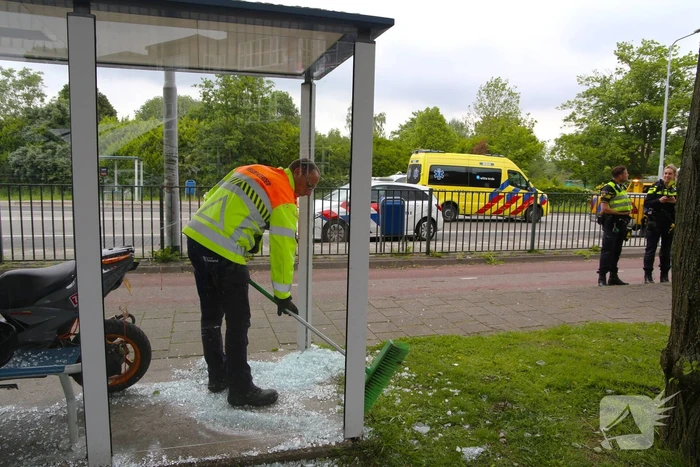 Scooterrijder rijdt tegen Bushokje en raakt gewond