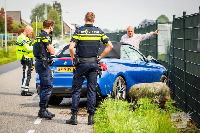 Automobilist raakt van de weg en botst op hek
