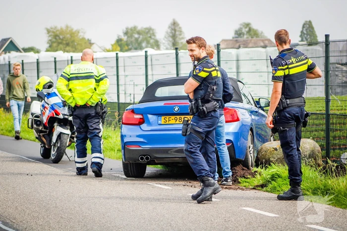 Automobilist raakt van de weg en botst op hek