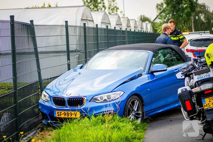 Automobilist raakt van de weg en botst op hek