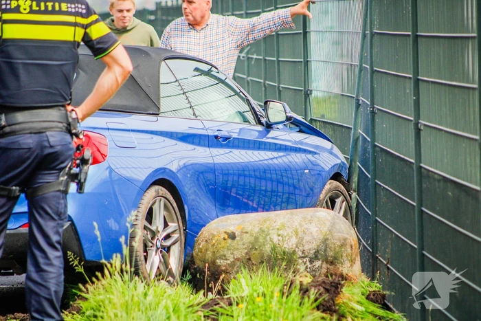 Automobilist raakt van de weg en botst op hek