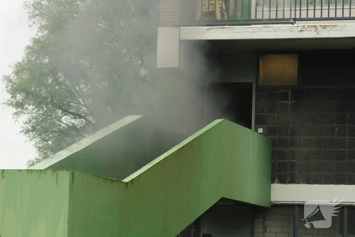 Brand in berging van flatgebouw