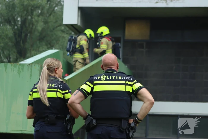 Brand in berging van flatgebouw
