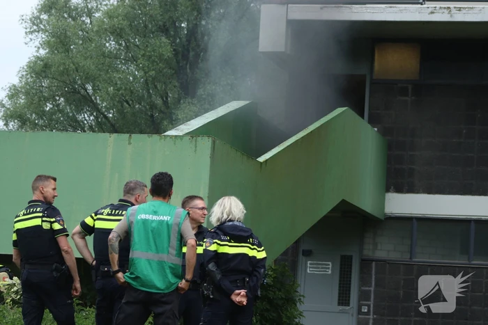 Brand in berging van flatgebouw
