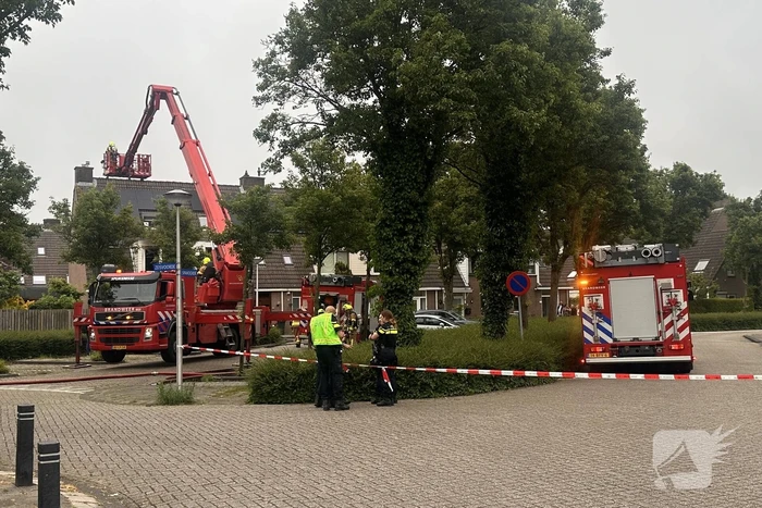 Brandweer blust uitslaande woningbrand
