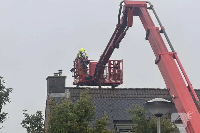 Brandweer blust uitslaande woningbrand