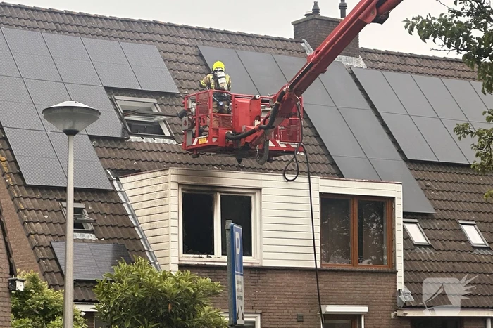 Brandweer blust uitslaande woningbrand