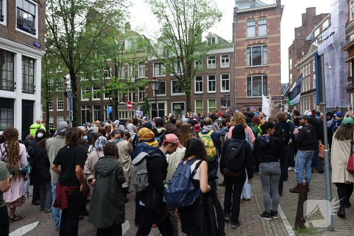 Ruim 200 pro-Palestina demonstranten dringen Stopera binnen