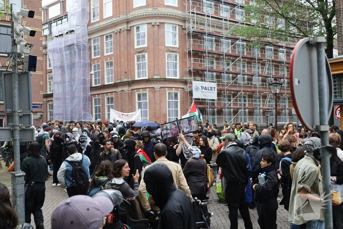 Ruim 200 pro-Palestina demonstranten dringen Stopera binnen