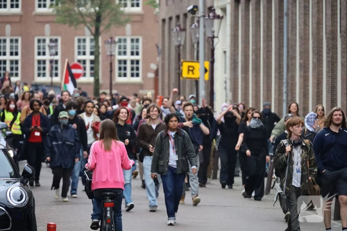 Ruim 200 pro-Palestina demonstranten dringen Stopera binnen