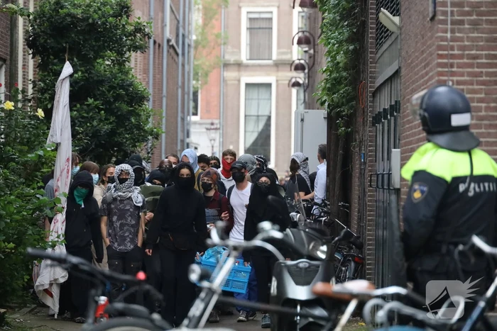 Ruim 200 pro-Palestina demonstranten dringen Stopera binnen
