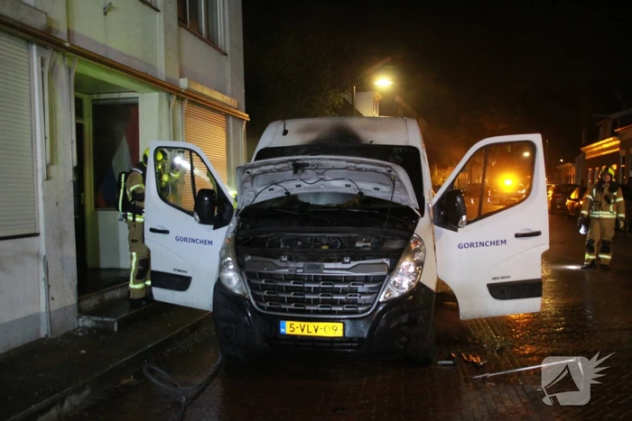 Voorkant bestelbus afgebrand