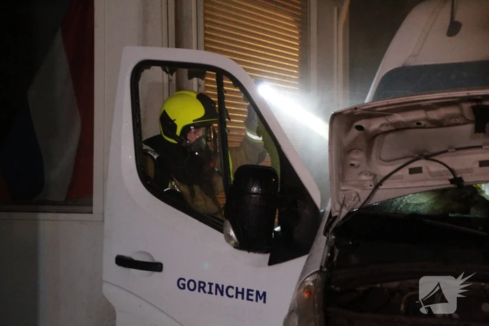 Voorkant bestelbus afgebrand
