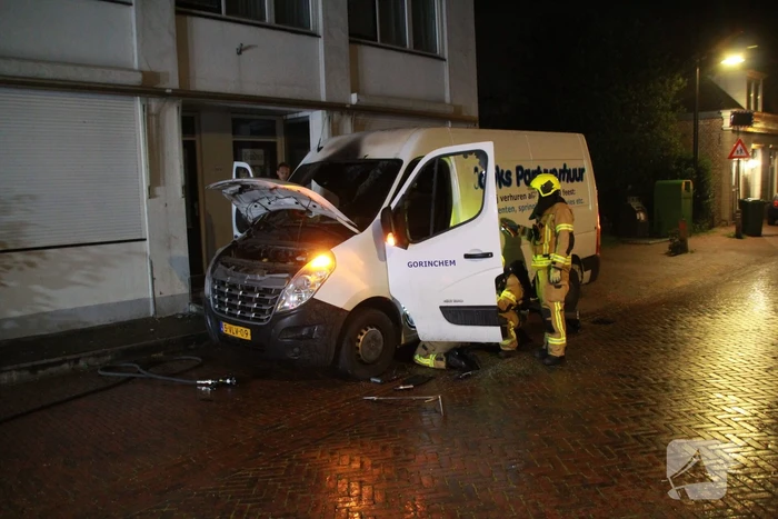 Voorkant bestelbus afgebrand