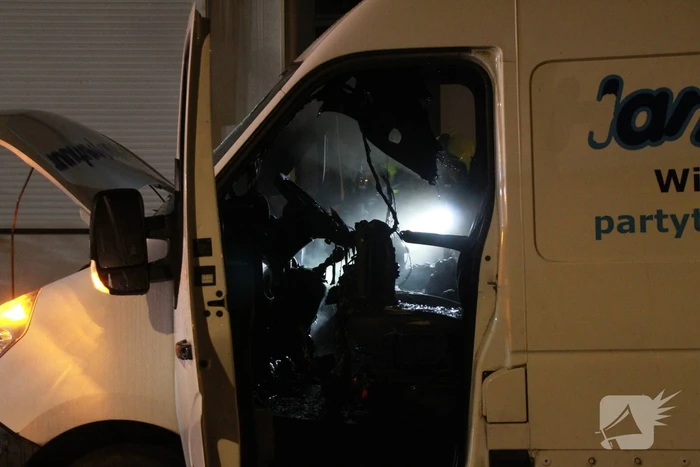 Voorkant bestelbus afgebrand