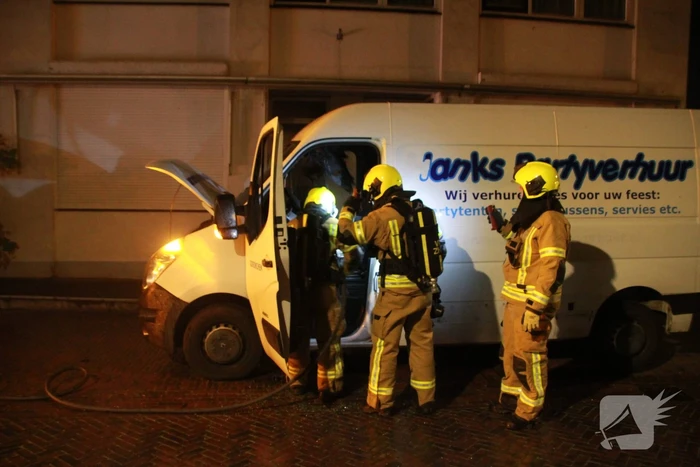 Voorkant bestelbus afgebrand