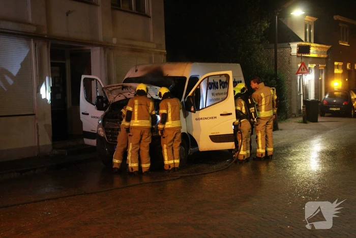 Voorkant bestelbus afgebrand