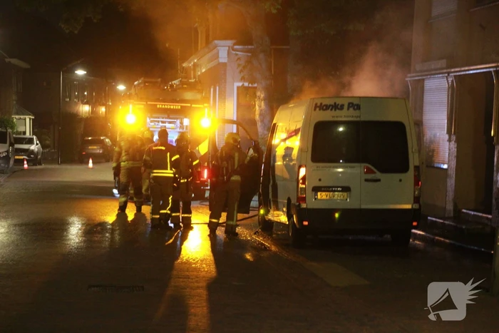 Voorkant bestelbus afgebrand