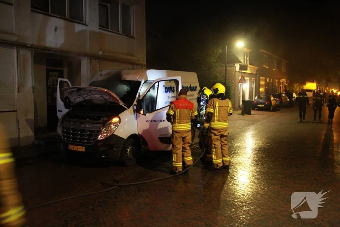 Voorkant bestelbus afgebrand