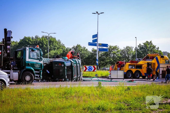 Vrachtwagen kantelt op rotonde