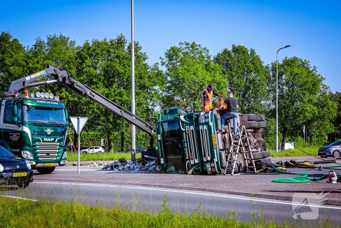 Vrachtwagen kantelt op rotonde