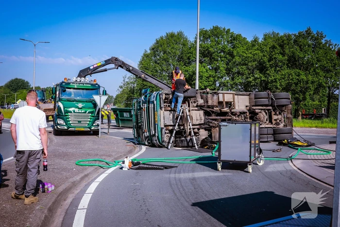 Vrachtwagen kantelt op rotonde