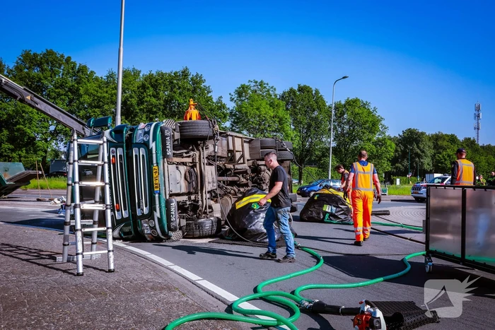Vrachtwagen kantelt op rotonde