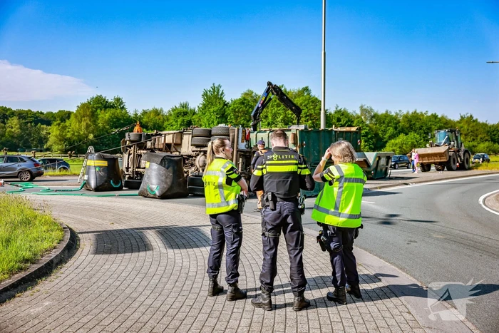 Vrachtwagen kantelt op rotonde