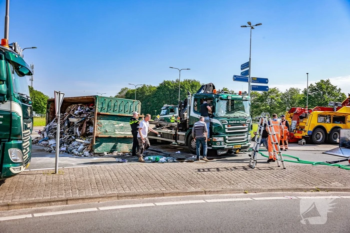 Vrachtwagen kantelt op rotonde