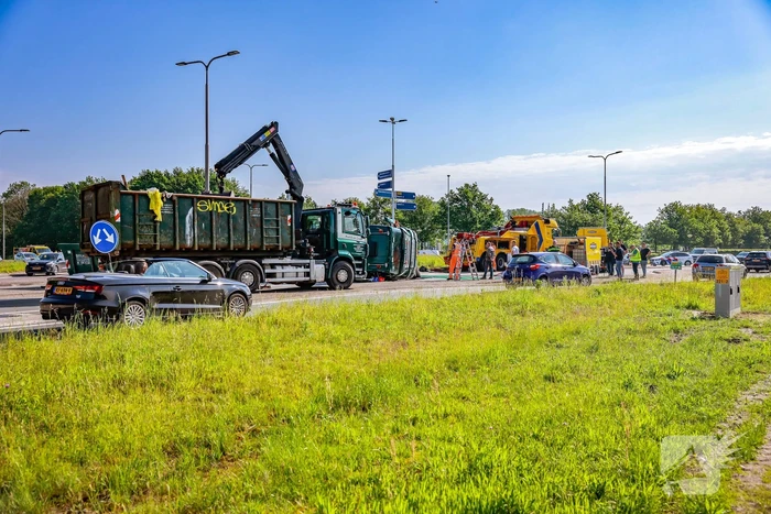 Vrachtwagen kantelt op rotonde