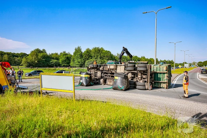 Vrachtwagen kantelt op rotonde