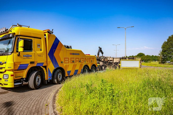Vrachtwagen kantelt op rotonde