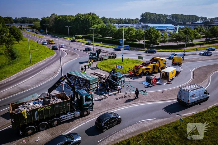 Vrachtwagen kantelt op rotonde