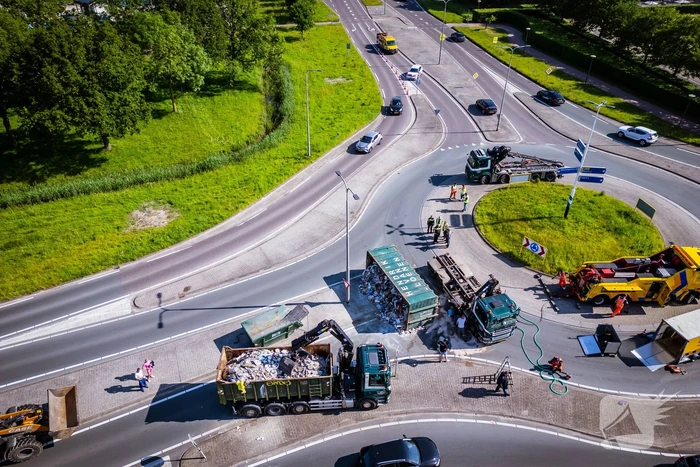 Vrachtwagen kantelt op rotonde