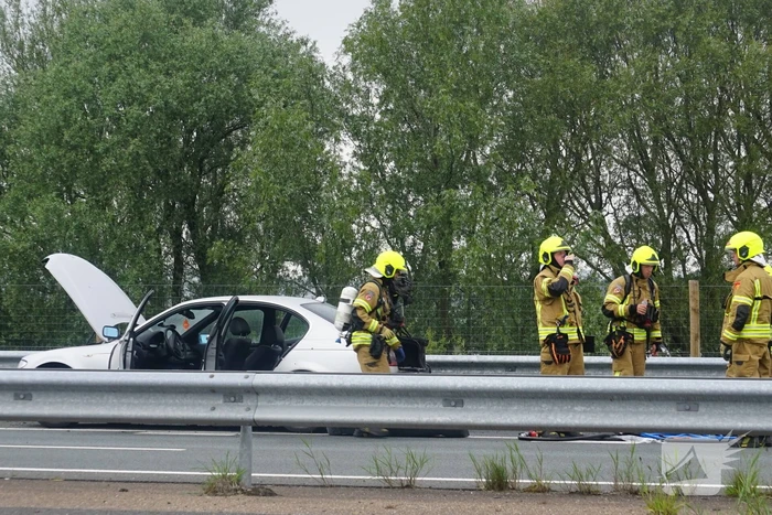 Auto vliegt al rijdend in brand