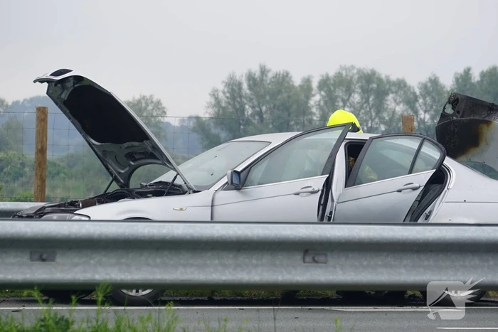 Auto vliegt al rijdend in brand